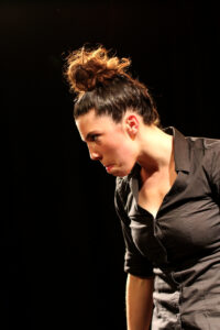 Photo de la comédienne pour le spectacle La famille vient en mangeant.