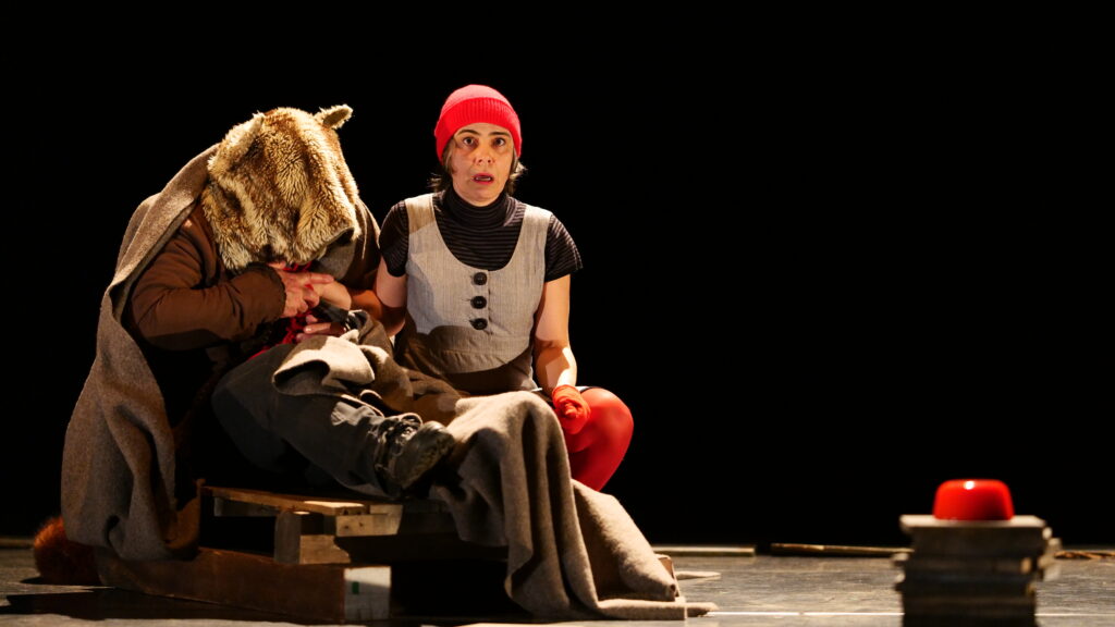 Photo du spectacle "le petit chaperon rouge".