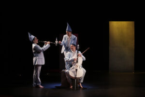 Photos des trois comédiens sur scène pour le spectacle Claricello.
