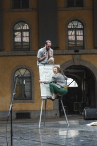 Photo du duo Greg et Natacha performant leur spectacle "Enseignements secondaires"