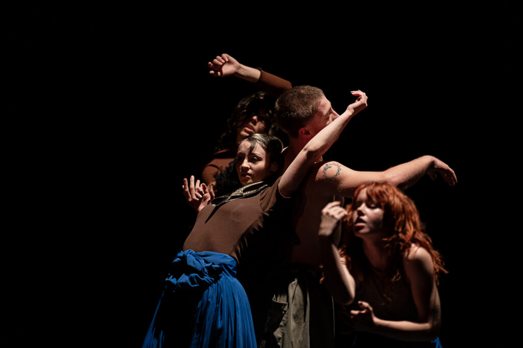 Photo d'un groupe de danseur sur scène pour le spectacle Love.