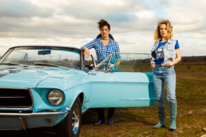 Photo des deux comédiennes du spectacle "Thelma, Louise et nous". Cette photo fait référence aux visuels connu du film "Thelma et Louise".