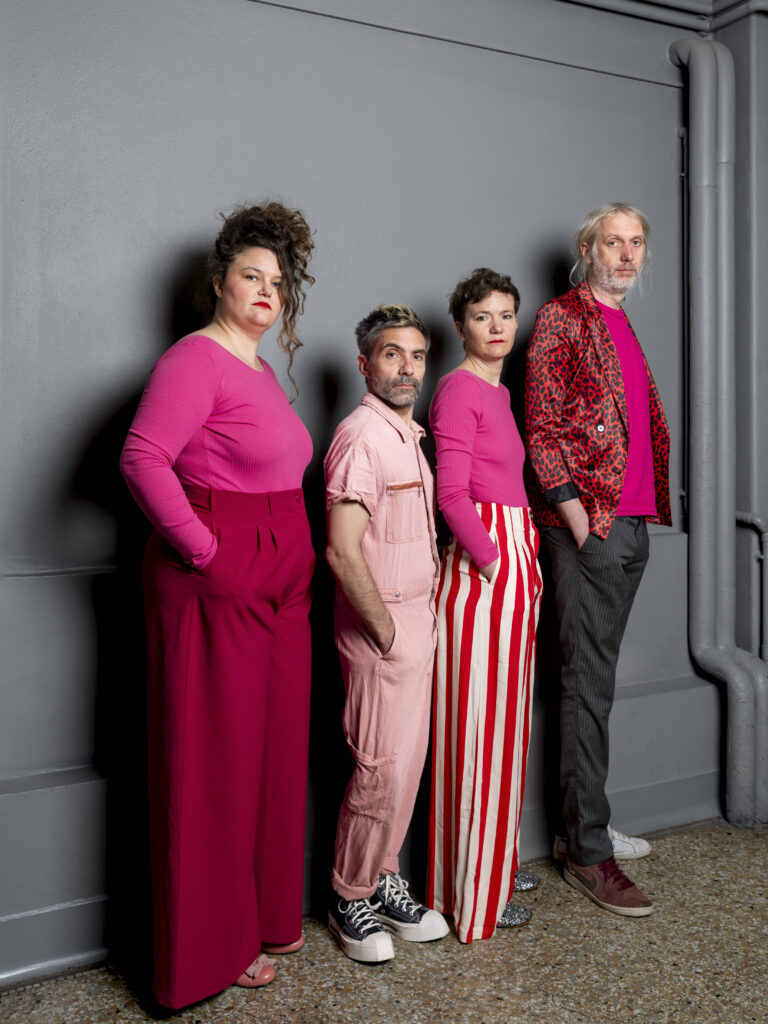 Photo des quatre comédiens et comédiennes dans le spectacle Avec toutes nos excuses.