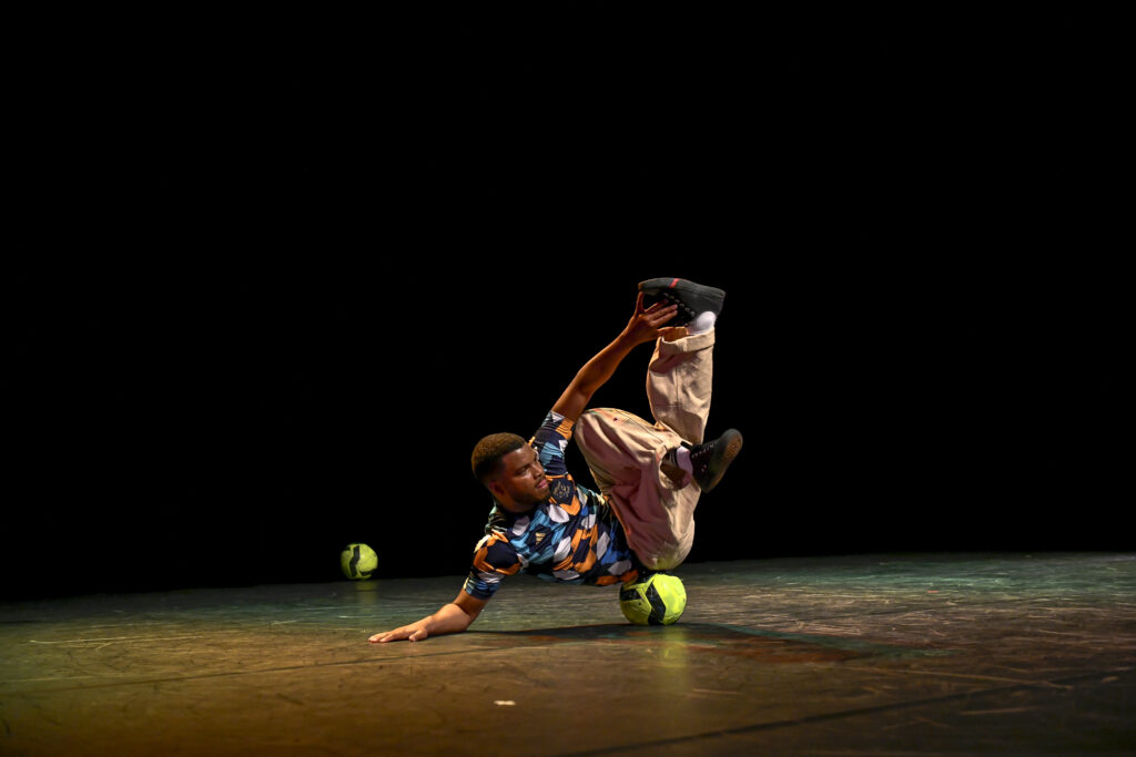 Photo d'un danseur sur scène pour le spectacle "Joga bonito" dans le cadre de la présentation de saison 26-27.