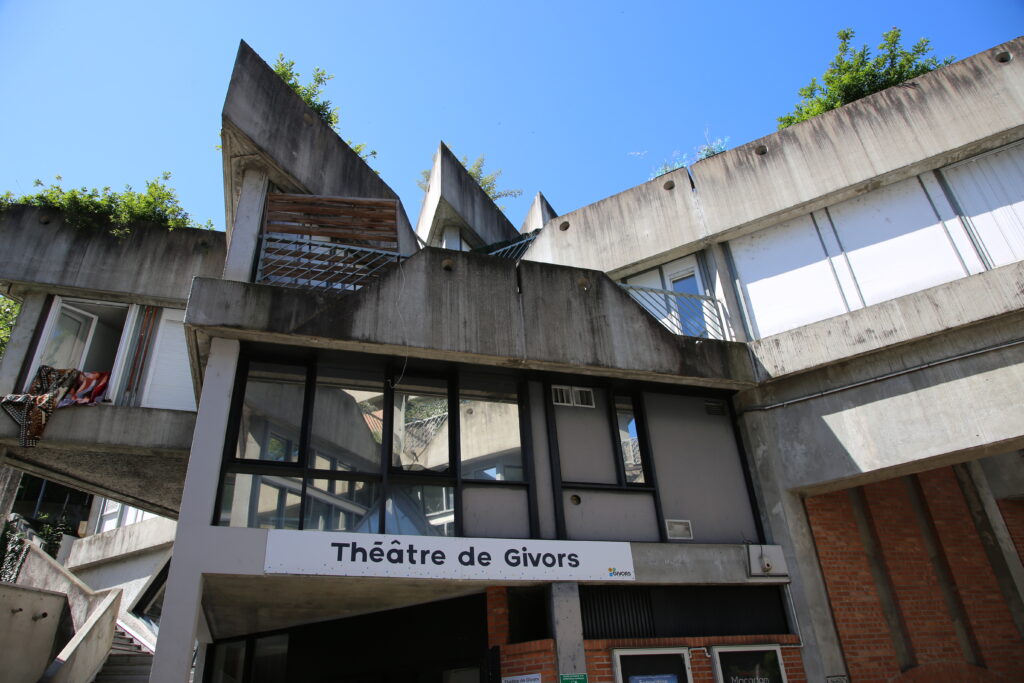 Photo de la devanture pour venir au théâtre de Givors.